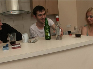 Пьяная блондинка Аня ебется с двумя мужиками