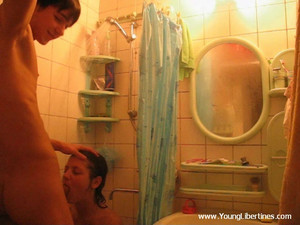 Кузен беспардонно выеб Дашеньку раком в ванной