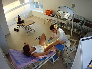 Молодую русскую студентку засняла камера, как она раздвигает ноги у гинеколога